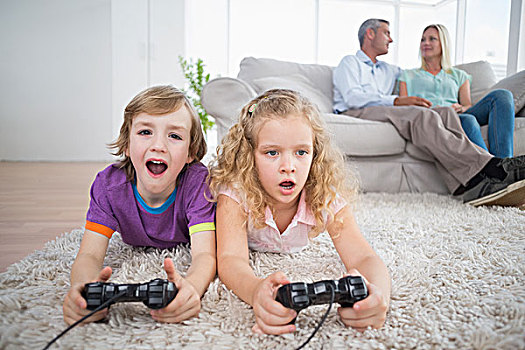 兄弟姐妹,玩,电子游戏,父母,坐,沙发