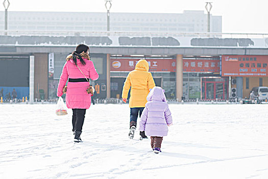 玩雪的小女孩