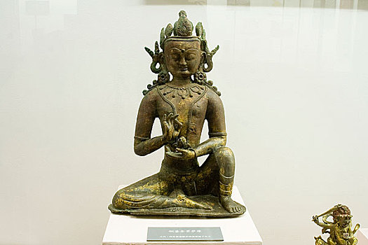 内蒙古博物馆陈列元代黑城子出土铜镏金菩萨像
