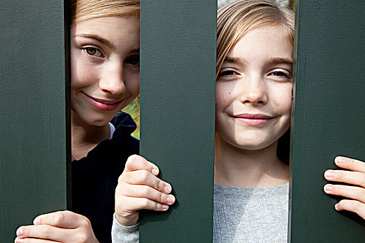 两个,微笑,女孩,后面,栅栏