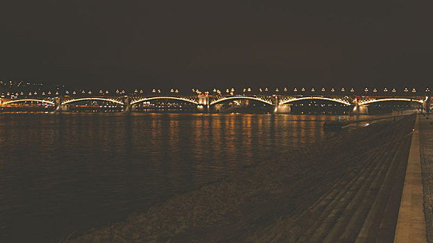 夜晚的布达佩斯的塞切尼桥
