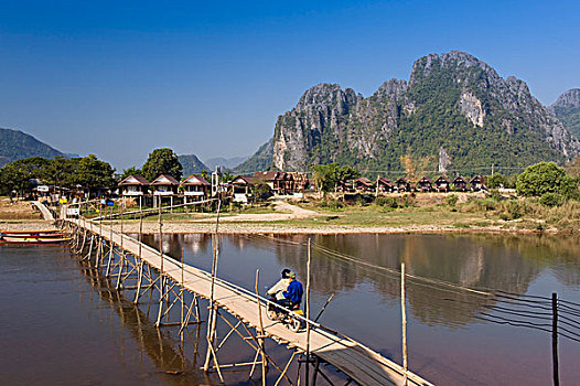 竹子,桥,摩托车,骑乘,上方,喀斯特地貌,山峦,万荣,万象,老挝,印度支那,亚洲