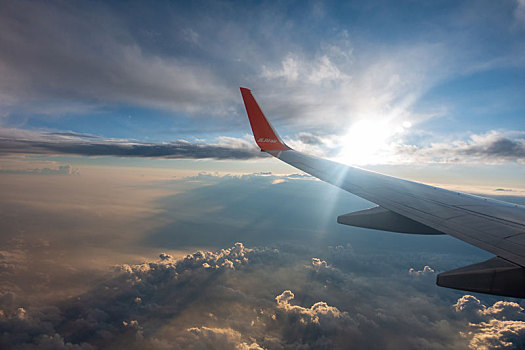 从济州航空客机的机翼看天空的黄昏景观