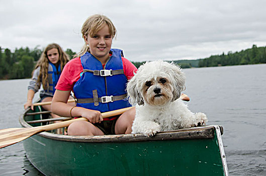 两个女孩,独木舟,宠物,狗,湖,木头,安大略省,加拿大