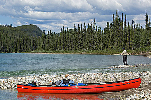 装载,独木舟,岸边,河,男人,捕鱼,后面,砾石,育空地区,加拿大