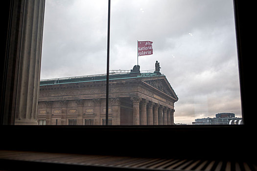 德国柏林,国会大厦窗外,阴雨天的城市风光