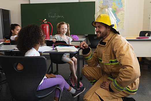 侧面视角,男性,消防员,教育,小学生,火灾,安全,教室