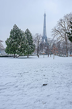 法国巴黎艾菲尔铁塔雪景