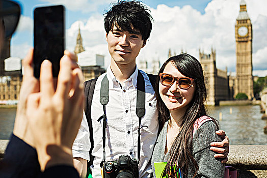 微笑,女人,黑发,照相,情侣,智能手机,站立,威斯敏斯特桥,上方,泰晤士河,伦敦,议会大厦,大本钟,背景
