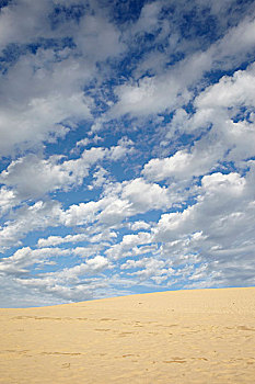 印象深刻,蓝色的天空和云,杜彼拉多沙丘,球场,法国