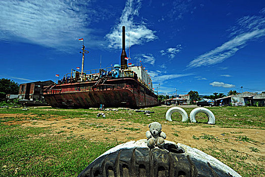 indonesia,sumatra,banda,aceh,old,electricity,cargo,ship,found,in,the,middle,of,city,after,2004,devastating,tsunami