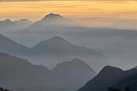 山景,山脉全景,日出,晨雾,奥斯塔谷,意大利,欧洲