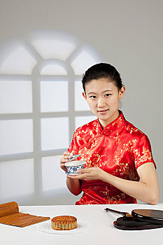 拿着盖碗茶的中国女子