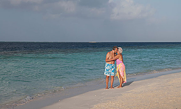 老年,夫妻,搂抱,海滩,马尔代夫