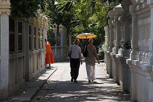 两个女人,走,伞,曼谷,泰国