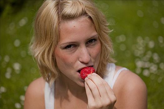 女孩,吃,草莓
