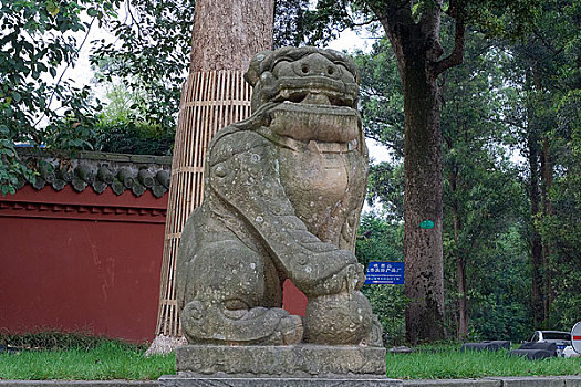 四川峨眉山报国寺山门石狮