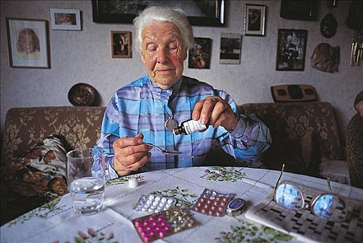 老太太,退休老人,吃药,药丸,桌子,德国,欧洲,在家