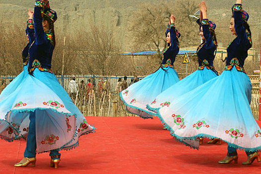 新疆哈密,歌舞助兴乡村旅游