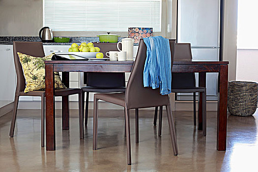 暗色,木质,餐桌,灰色,塑料制品,椅子,擦亮,水泥地