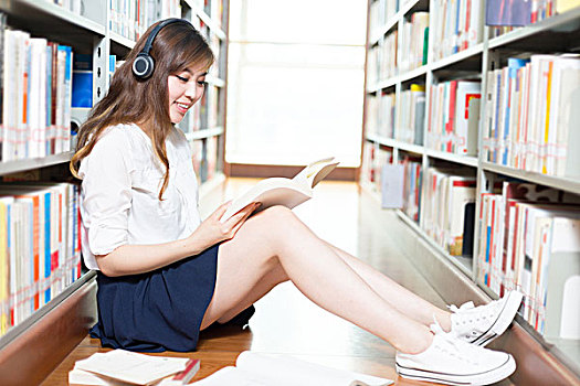 年轻,美女,亚洲人,女孩,大学生,耳机,图书馆