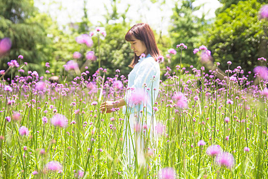 花丛中的民国风少女