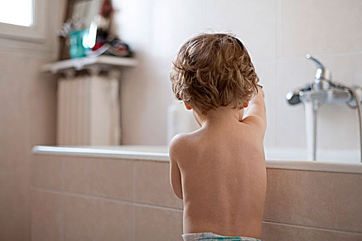 幼儿,站立,浴缸,玩,后视图