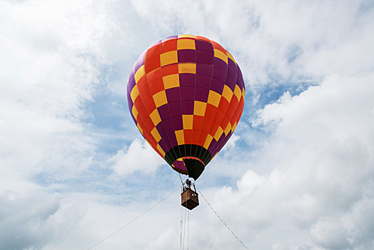 天空中的彩色热气球