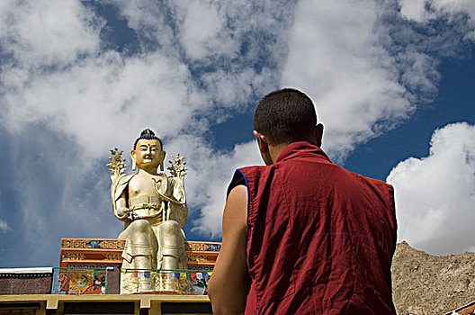 僧侣,站立,正面,佛像,寺院,查谟-克什米尔邦,印度