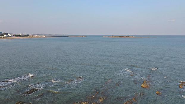 山东日照,蓝天碧海辉映下的桃花岛风景如画