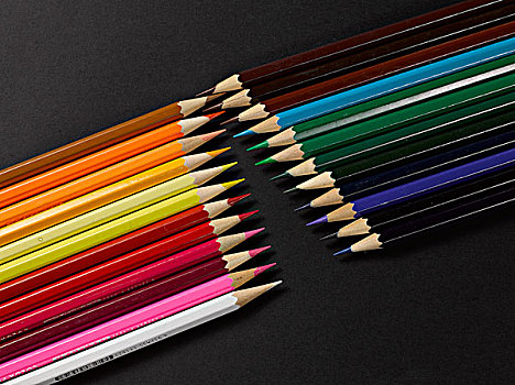 两排彩色铅笔