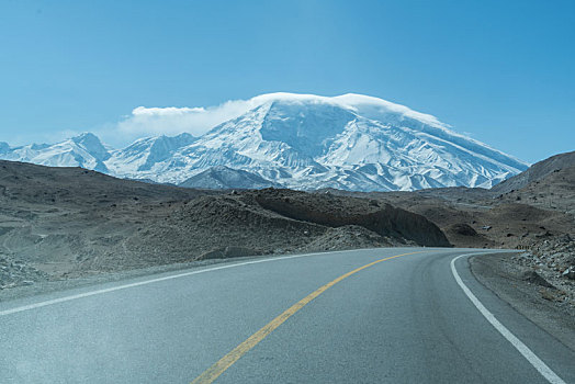 新疆慕士塔格峰道路