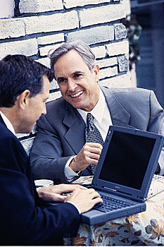 两个,成熟,商务人士,坐,咖啡,笔记本电脑