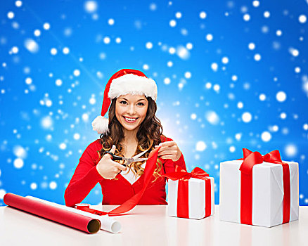 圣诞节,休假,庆贺,装饰,人,概念,微笑,女人,圣诞老人,帽子,剪刀,包装,礼盒,上方,蓝色,雪,背景
