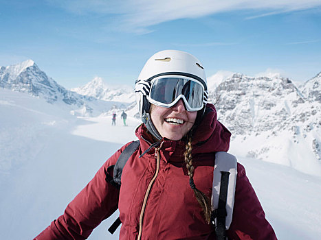 美女,滑雪,戴着,头盔,滑雪护目镜,微笑,雪中,遮盖,风景,头像,皮埃蒙特区,意大利