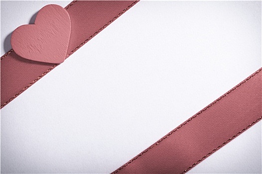 红丝带,心形,爱情象征,白色背景