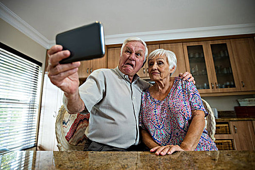 老年,女人,手机,厨房,在家