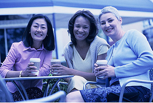 肖像,三个女人,坐,桌子,咖啡杯,户外