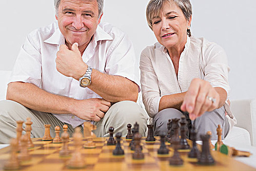 老年夫妇,玩,下棋,起居室