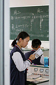 河南滑县,教室里刻苦早读准备高考的高三学生