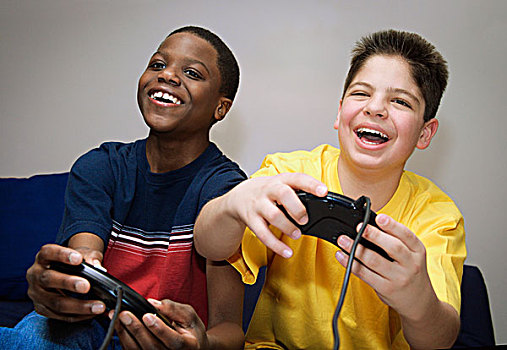 两个男孩,玩,电子游戏