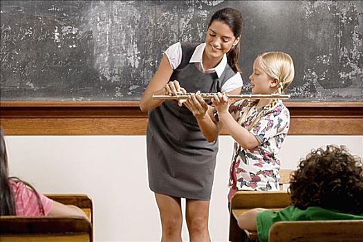 教师,帮助,女生,演奏,笛子,教室