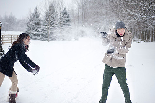 年轻,情侣,打雪仗,雪中,遮盖,树林,安大略省,加拿大
