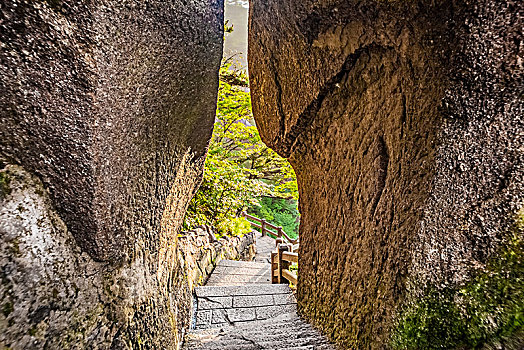 安徽省黄山市黄山风景区莲蕊峰步行栈道景观