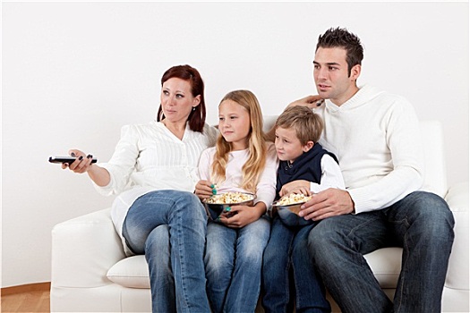 年轻家庭,看电视,在家