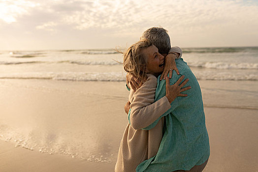 活力老人,情侣,搂抱,相互,海滩