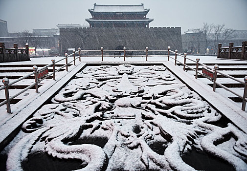 河北宣化古城拱极楼和龙雕雪景