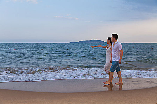 海滩散步的情侣