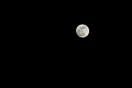 夜晚白色的圆月亮
