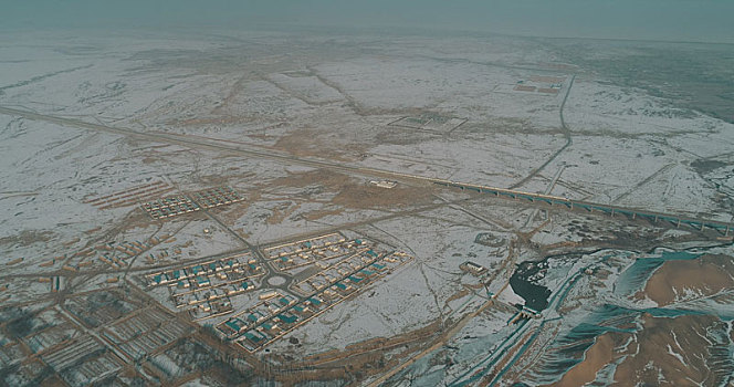 新疆哈密,雪落戈壁别样美